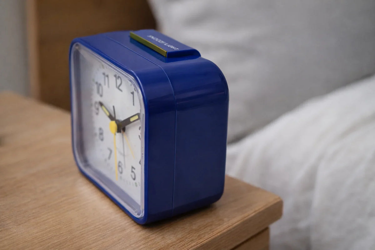 Silent Analog Alarm Clock with Gentle Wake-Up Light and Snooze Function 3
